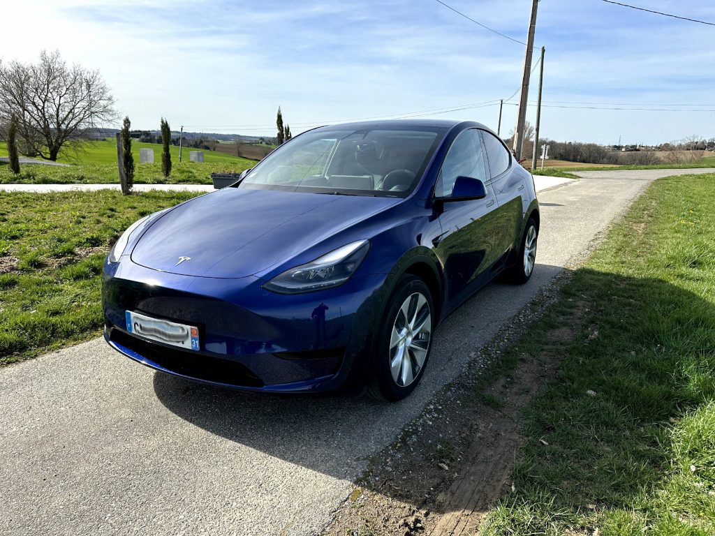 Tesla Model Y Bleu